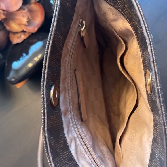 Micheal Kors crossbody purse - Picture 4 of 6